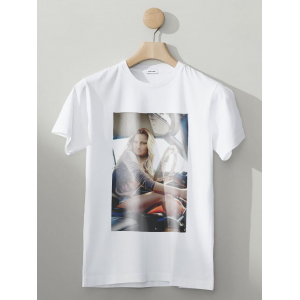 Tricou Mona Lisa conducând o mașină